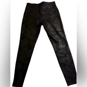 HUE Ultra Suede Thick Black Women’s Leggings. Size Medium. (US 8 - 10)